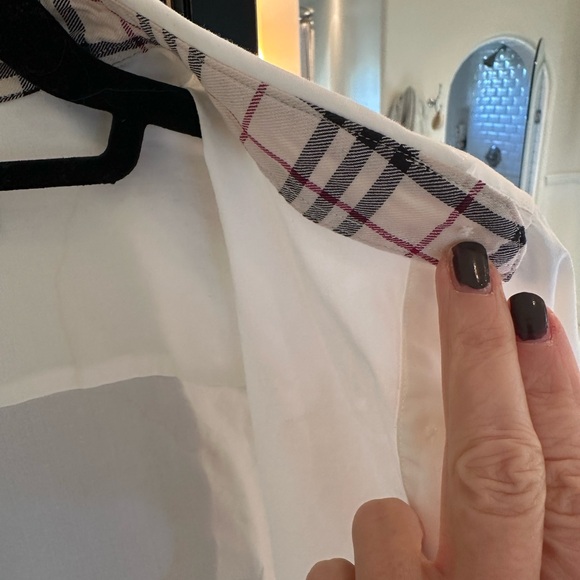 Burberry white button down with iconic trim on collar and cuffs - Picture 3 of 9